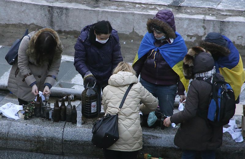 Mujeres preparan cócteles Molotov en la Plaza de la Independencia