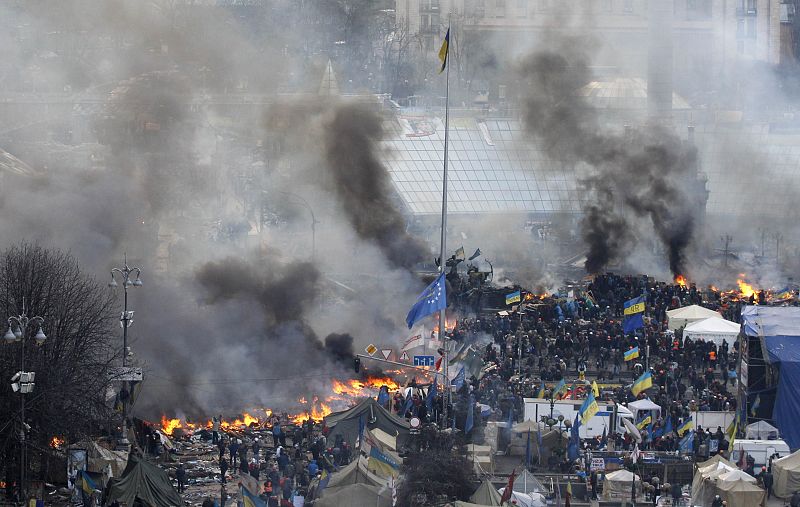 Los manifestantes continúan en el centro de Kiev tras la violenta jornada del martes, en la que murieron 25 personas