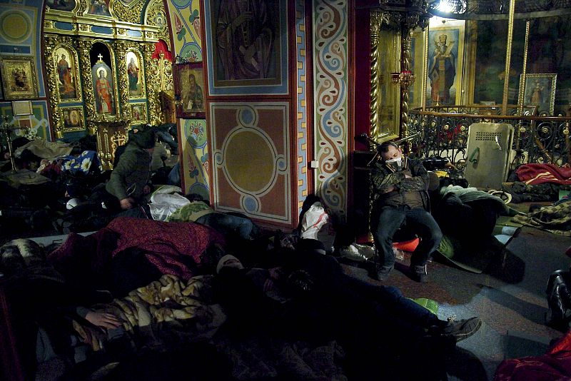 Manifestantes duermen en la catedral de Mikhailovsky Zlatoverkhy