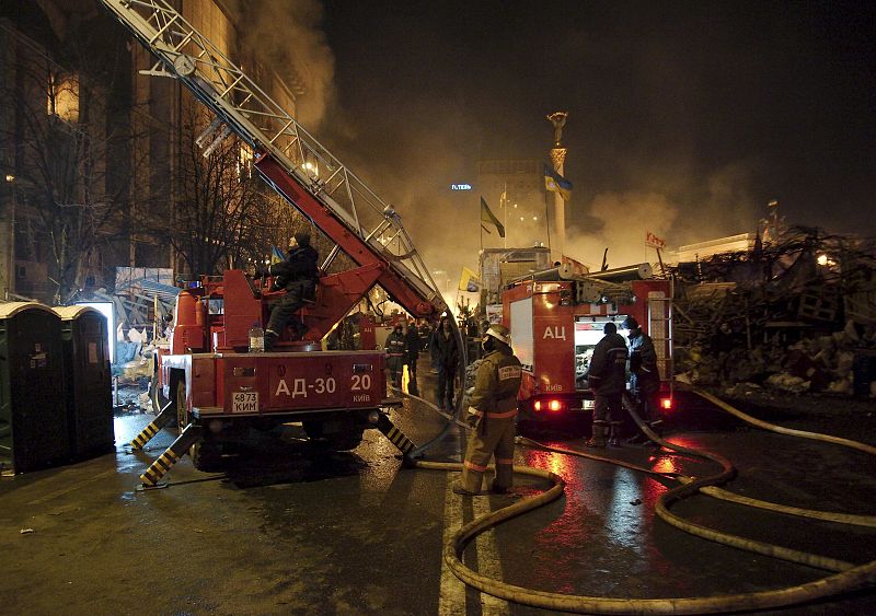 Los bomberos intentan extinguir el fuego en el edificio de los sindicatos, en el centro de la capital ucraniana