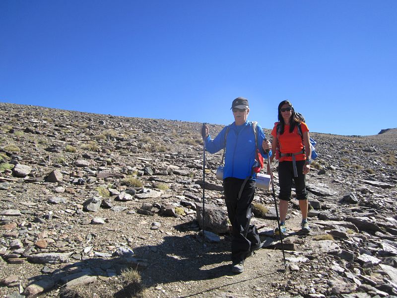 Kiko Veneno y Edurne llegando al refugio de La Caldera