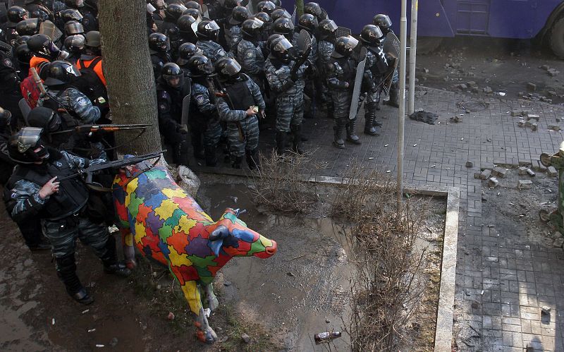 Policías antidisturbios en Kiev