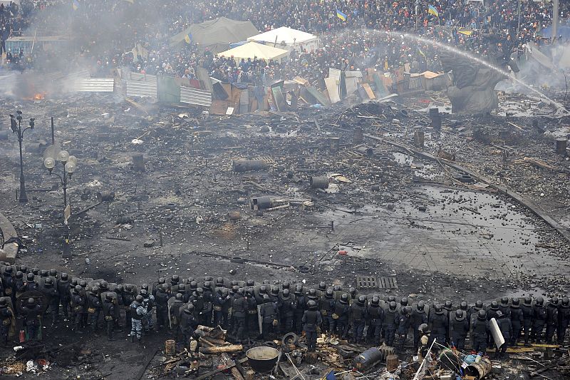 Manifestantes opositores y antidisturbios, frente a frente en la Plaza de la Independencia de Kiev