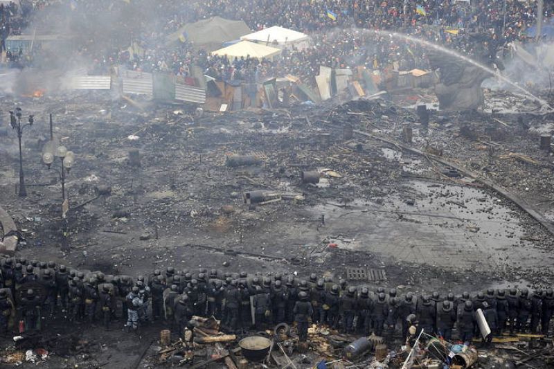 Manifestantes opositores y antidisturbios, frente a frente en la Plaza de la Independencia de Kiev