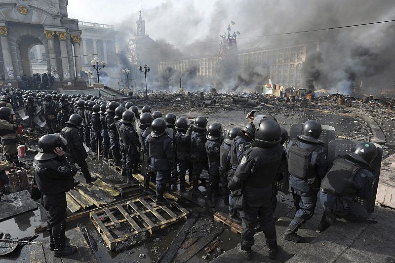 Cordón de los antidisturbios o "berkut" en la Plaza de la Independencia de Kiev. El martes murieron 25 personas en los enfrentamientos en Ucrania