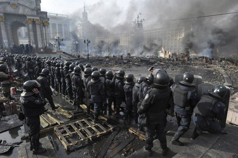 Cordón de los antidisturbios o "berkut" en la Plaza de la Independencia de Kiev. El martes murieron 25 personas en los enfrentamientos en Ucrania 