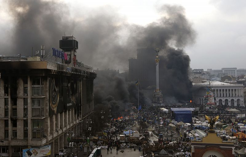 Aspecto de la Plaza de la Independencia de Kiev, al amanecer. La tregua pactada entre el presidente y la posición ha saltado por los aires en la mañana del jueves, con enfrentamientos entre manifestantes y antidisturbios