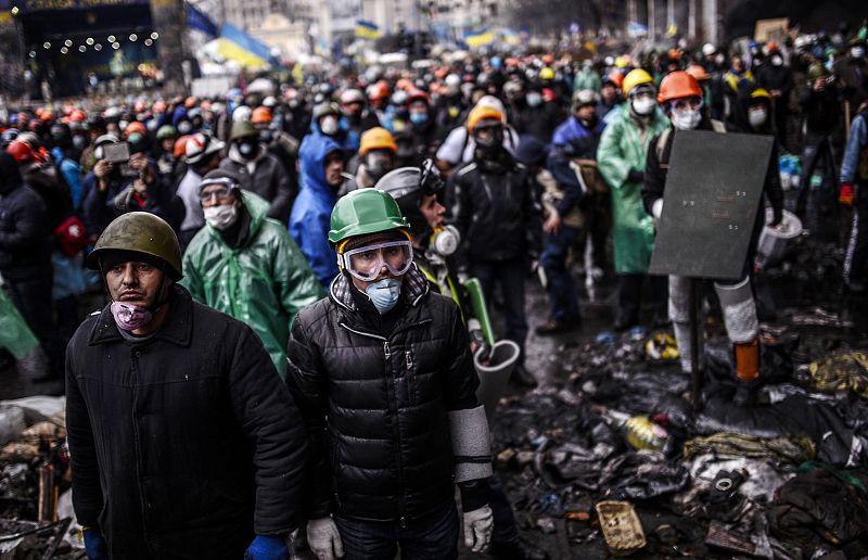 Manifestantes tras una de las barricadas de la Plaza de la Independencia en Kiev