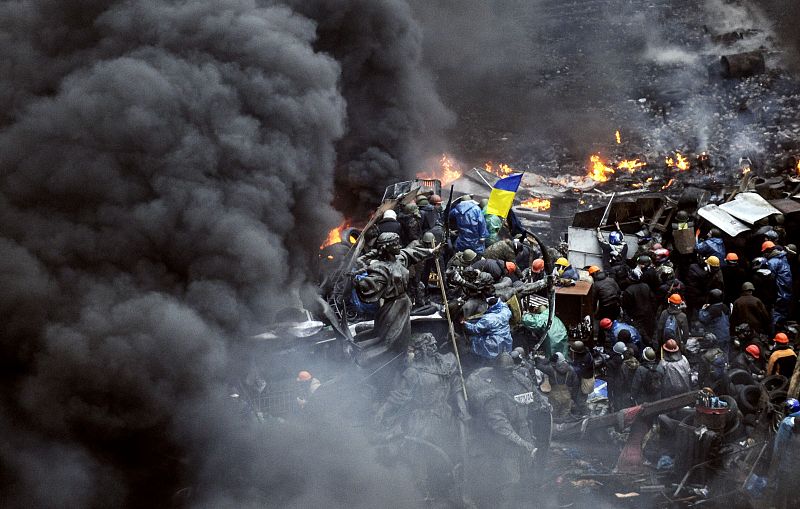 Los enfrentamientos entre manifestantes y antidisturbios en la capital de Ucrania se han reanudado con más violencia