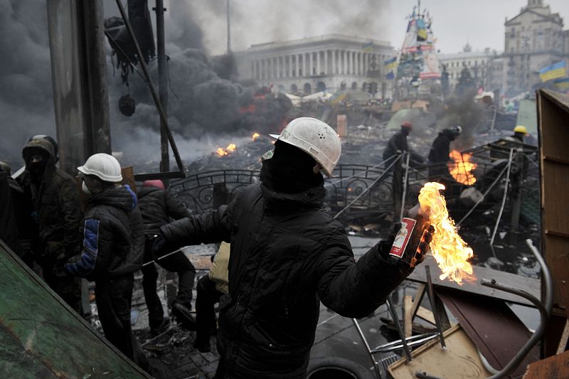 Un manifestante lanza un cóctel molotov contra la Policía