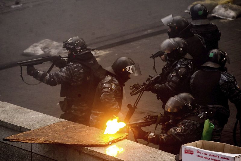 Policías antidisturbios disparan contra los manifestantes