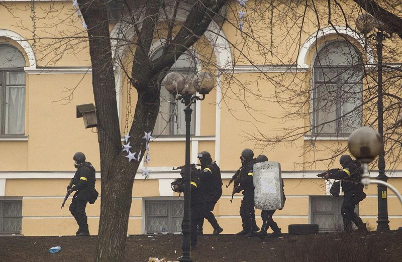 Policías armados toman posiciones