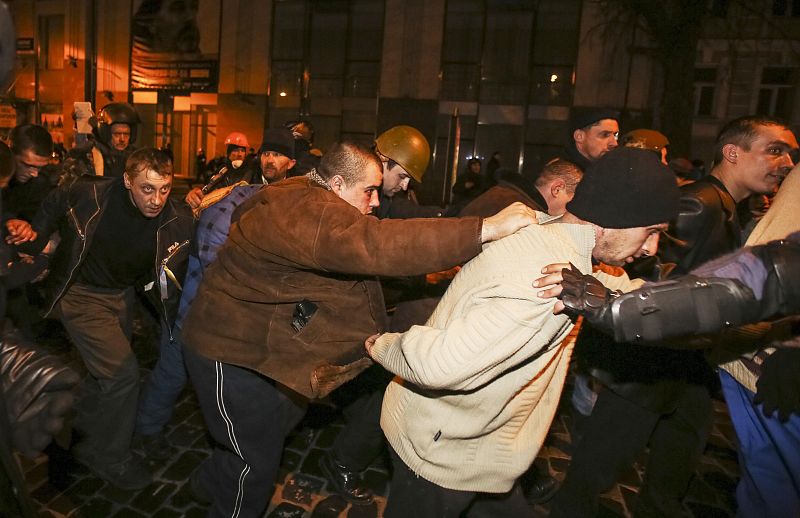 Agentes del Ministerio de Interior, en ropa civil, secuestrados por los manifestantes