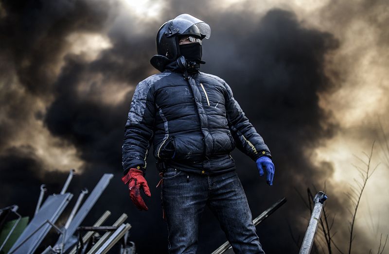 Manifestante en una barricada. La noche ha sido tranquila pero por la mañana se han reproducido los incidentes