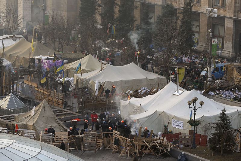 Miles de personas permanecen en la plaza, pese a los graves enfrentamientos del jueves