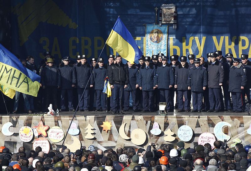 Policías de la ciudad de Leópolis (Lviv en ucraniano), un bastión nacionalista, se unen a la protesta