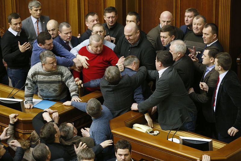 Los diputados se han enfrentado a golpes en la Rada (Parlamento) durante la discusión de la reforma constitucional