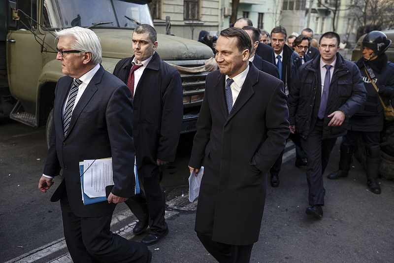 Los ministros de Exteriores de Alemania, Frank-Walter Steinmeier, y Polonia, Radoslav Sikorsky, en Kiev