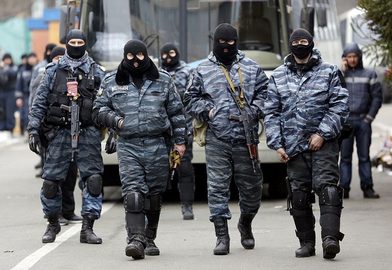 Members of Berkut anti-riot unit prepare to leave their barracks in Kiev