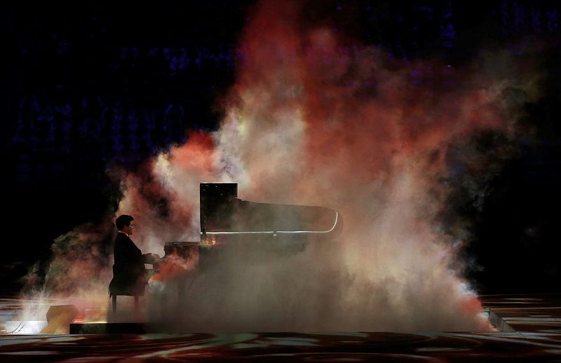 El pianista ruso Denis Matsuev tocando una pieza en mitad del estadio del Fisht.