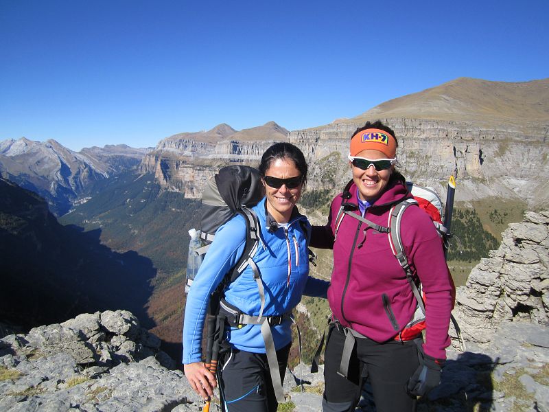 Edurne Pasabán y Laia Sanz con el valle de Ordesa al fondo