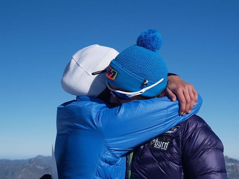 Un abrazo en la cumbre