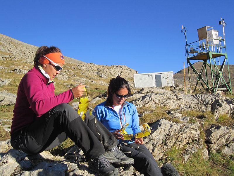 Ajustando los crampones al lado de la estación meteorológica del Refugio de Goriz