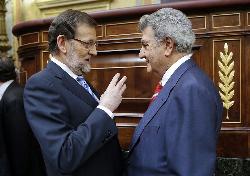 El presidente del Gobierno, Mariano Rajoy, conversa con el presidente del Congreso, Jesús Posada