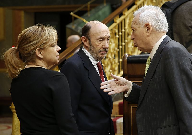 El líder de la oposición, Alfredo Pérez Rubalcaba, conversa con el ministro de Asuntos Exteriores en presencia de Elena Valenciano, 'número dos' del PSOE