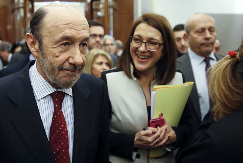 El secretario general del PSOE, Alfredo Pérez Rubalcaba, junto a la portavoz del partido, Soraya Rodríguez, antes de comenzar la sesión de la tarde