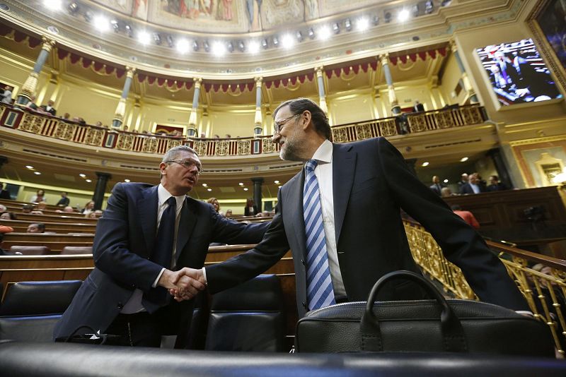 El presidente del Gobierno, Mariano Rajoy, saluda al ministro de Justicia, Alberto Ruiz Gallardón