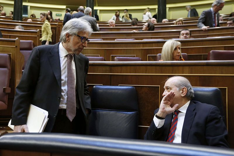 El ministro de Interior, Jorge Fernández Díaz, conversa con el diputado de CIU Josep Sánchez i Llibre