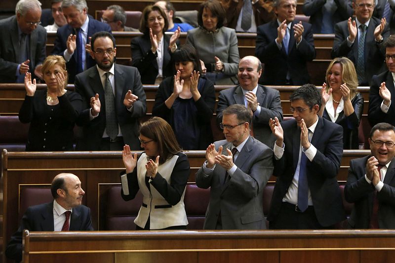 Los diputados socialistas aplauden al secretario general del PSOE, Alfredo Pérez Rubalcaba, tras su intervención en la sesión de la tarde del debate sobre el estado de la nación