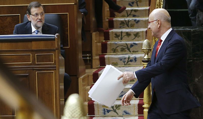 El líder de CiU, Josep Antoni Duran i Lleida, mira al presidente del Gobierno, Mariano Rajoy,tras intervenir en el debate sobre el estado de la nación