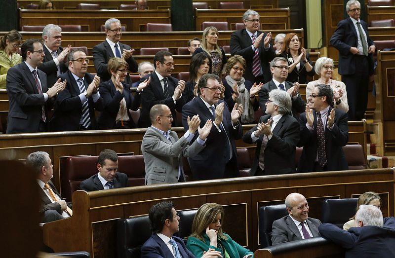 Los diputados de CIU aplauden tras la intervención de Duran i Lleida