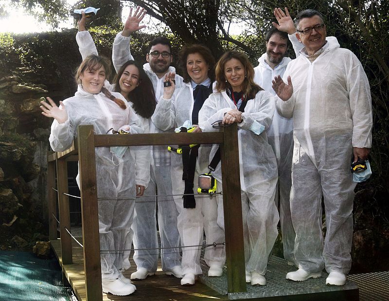 Las cinco personas que accedido a la reapertura de la cueva de Altamira saludan a los medios.