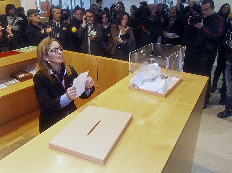 Una empleada del Museo de Altamira muestra la papeleta durante el sorteo en el que cinco personas anónimas han podido asistir a la reapertura de la cueva de Altamira.