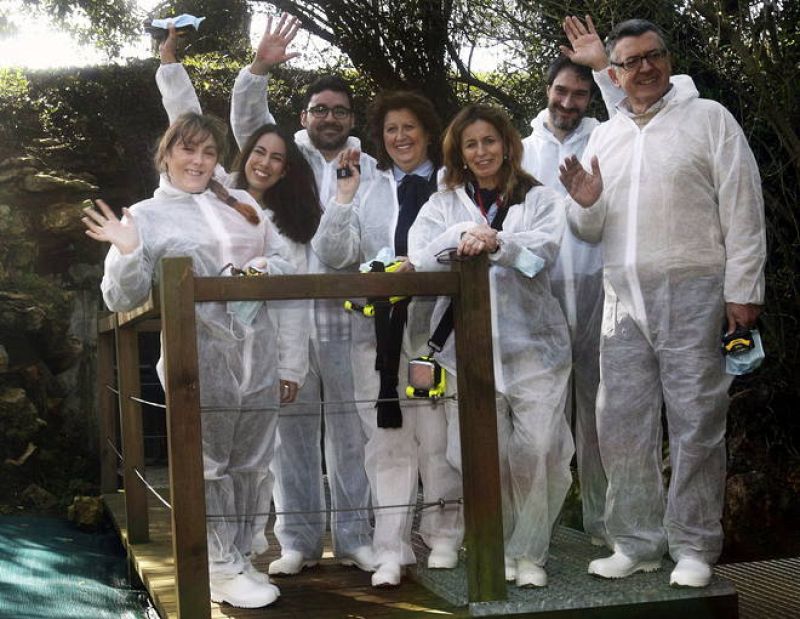 Las cinco personas que accedido a la reapertura de la cueva de Altamira saludan a los medios.
