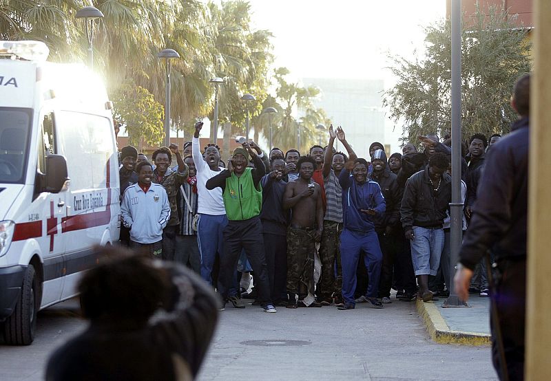 MÁS DE 200 INMIGRANTES SON ATENDIDOS EN EL CETI DE MELILLA TRAS SALTO VALLA