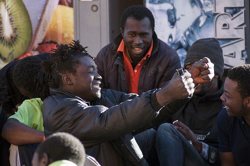 Un inmigrante subsahariano se muestra contento tras haber conseguido saltar la valla de Melilla