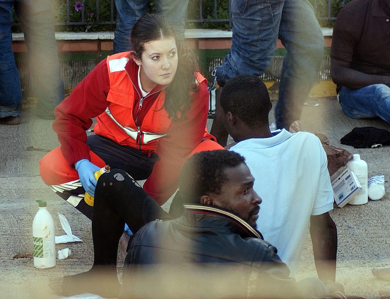 Una enfermera atiende a un de los inmigrantes que han saltado este viernes la valla de Melilla