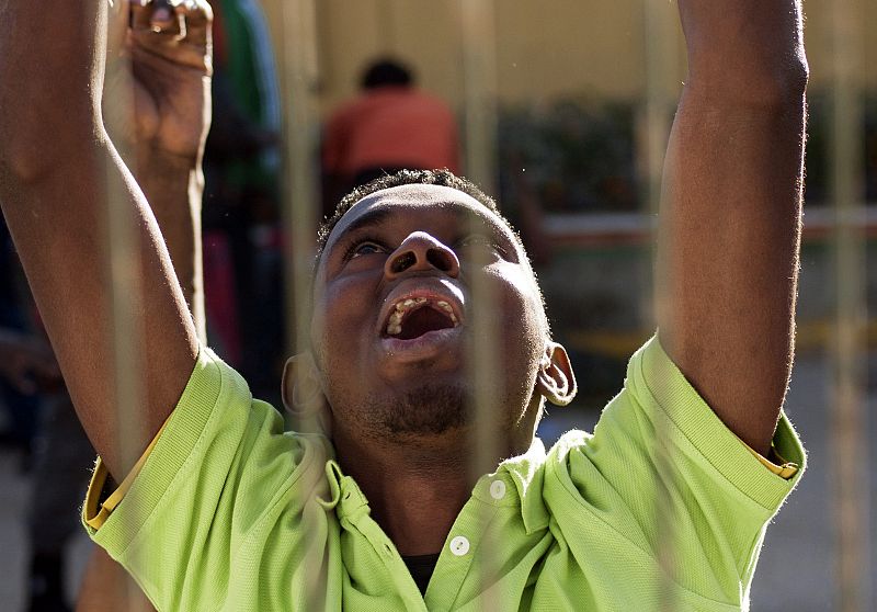 Un joven inmigrante celebra haber podido saltar la valla de Melilla