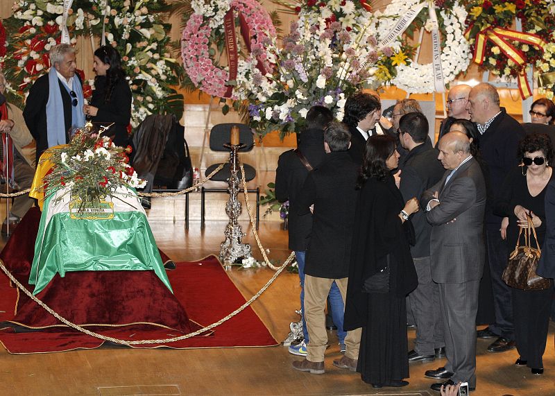 El ministro de Educación, José Ignacio Wert (2d), en el Auditorio Nacional en la capilla ardiente de Paco de Lucía