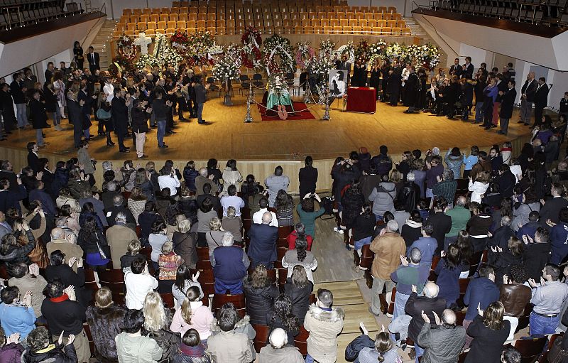 Los asistentes al Auditorio Nacional donde se encuentra instalada la capilla ardiente del guitarrista Paco de Lucía