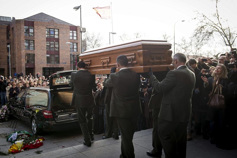 Salida del féretro de Paco de Lucía del Auditorio Nacional donde se encontraba instalada su capilla ardiente