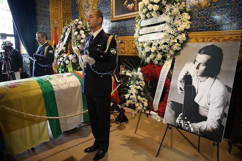 CAPILLA ARDIENTE DE PACO DE LUCÍA EN EL AYUNTAMIENTO DE ALGECIRAS
