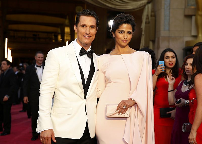 Matthew McConaughey nominado a mejor actor por 'Dallas Buyers Club' y su mujer Camila Alves en la alfombra roja de los Oscar 2014.