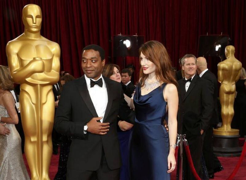 Chiwetel Ejiofor nominado a mejor actor por '12 años de esclavitud' y su novia Sari Mercer. 