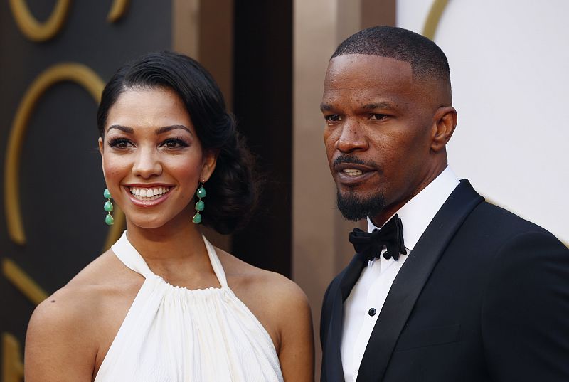 El actor Jamie Foxx y su hija Corinne aen la llegada de la alfombra roja de los Oscar 2014.