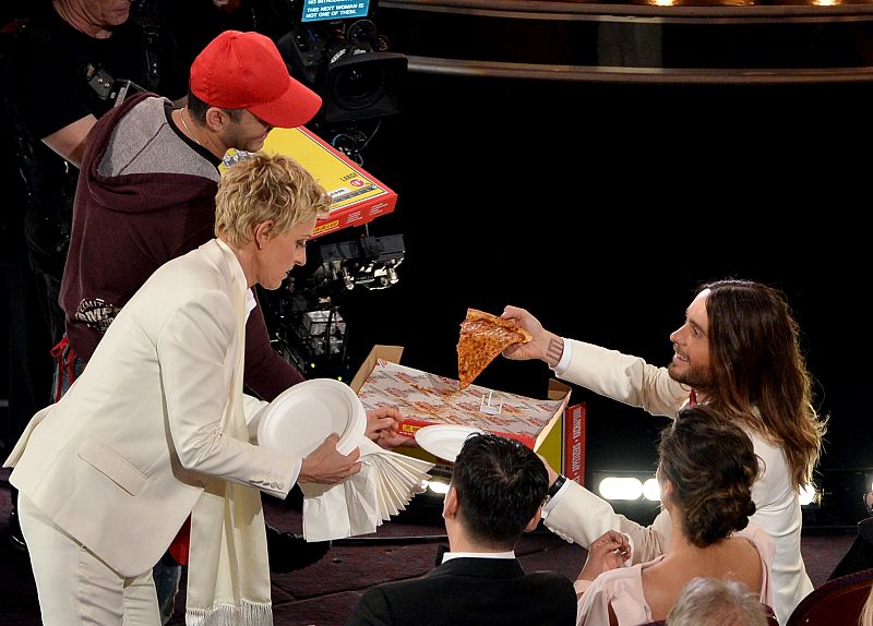 Ellen DeGeneres ofrece pizza a Jared Leto en un momento de la cerremonia.